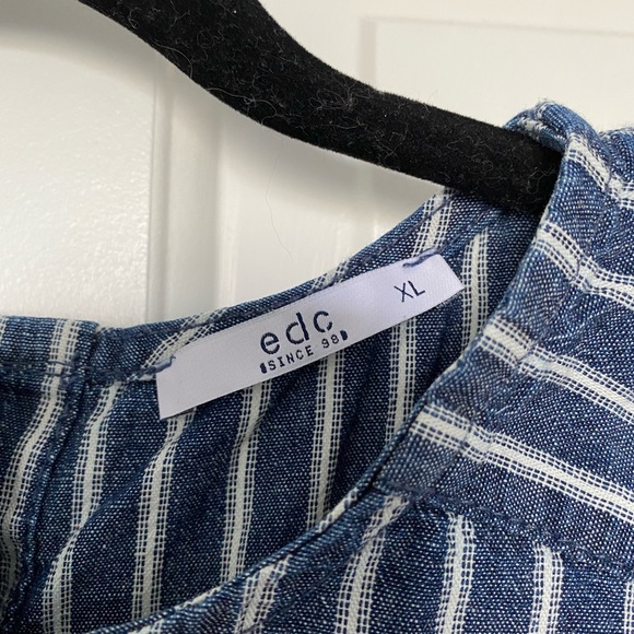 🎉5/$30 - cute light spring/summer tank - cute buttons on back! - Picture 3 of 6